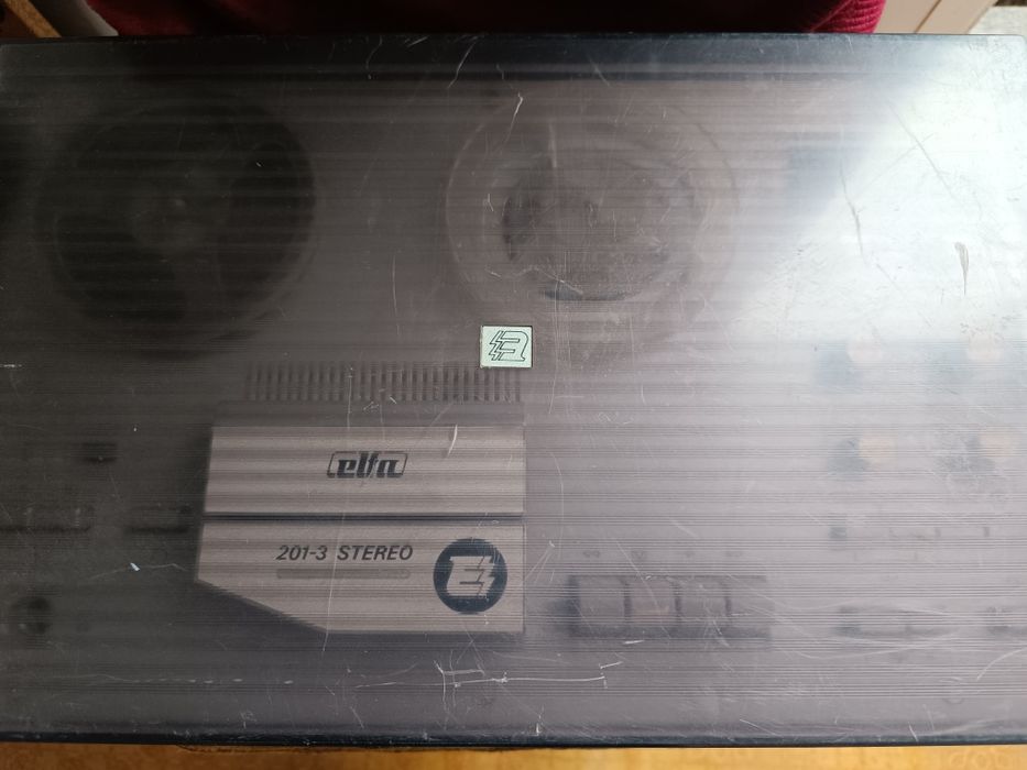 Магнитофон Elfa.