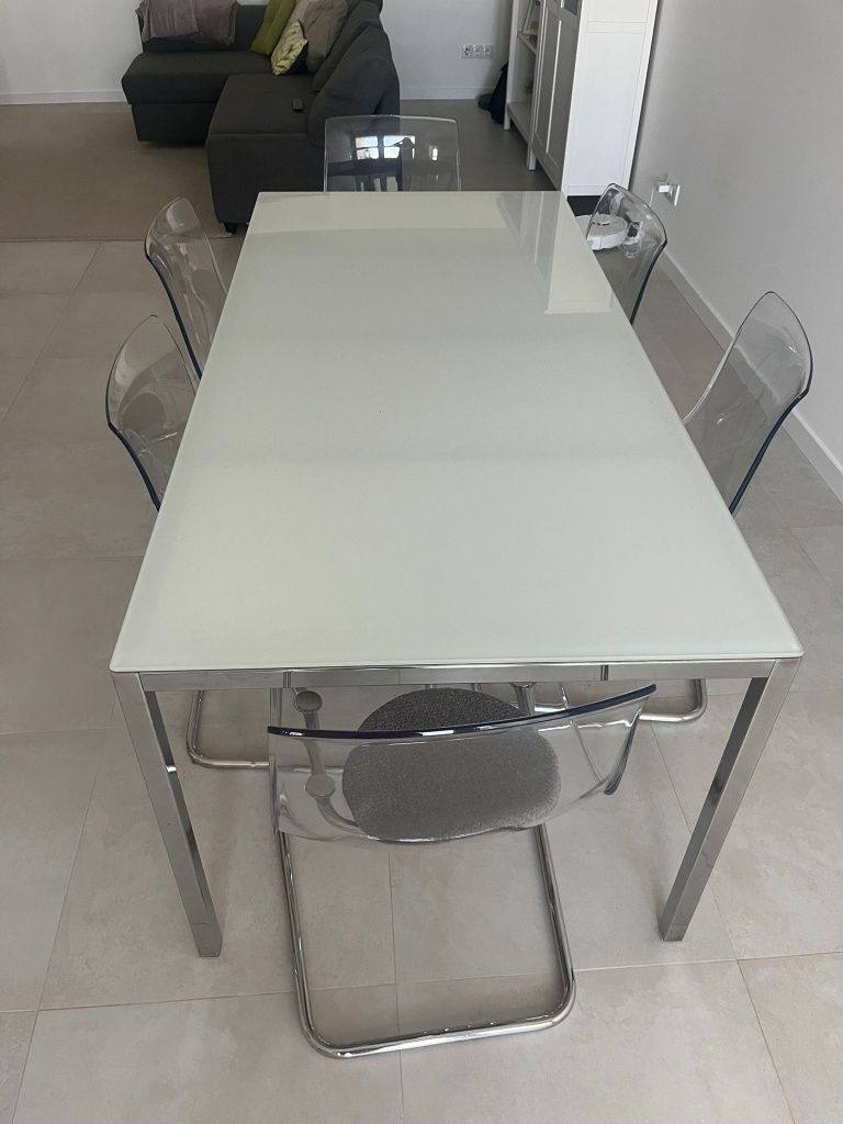 Conjunto de mesa de jantar e 6 cadeiras
