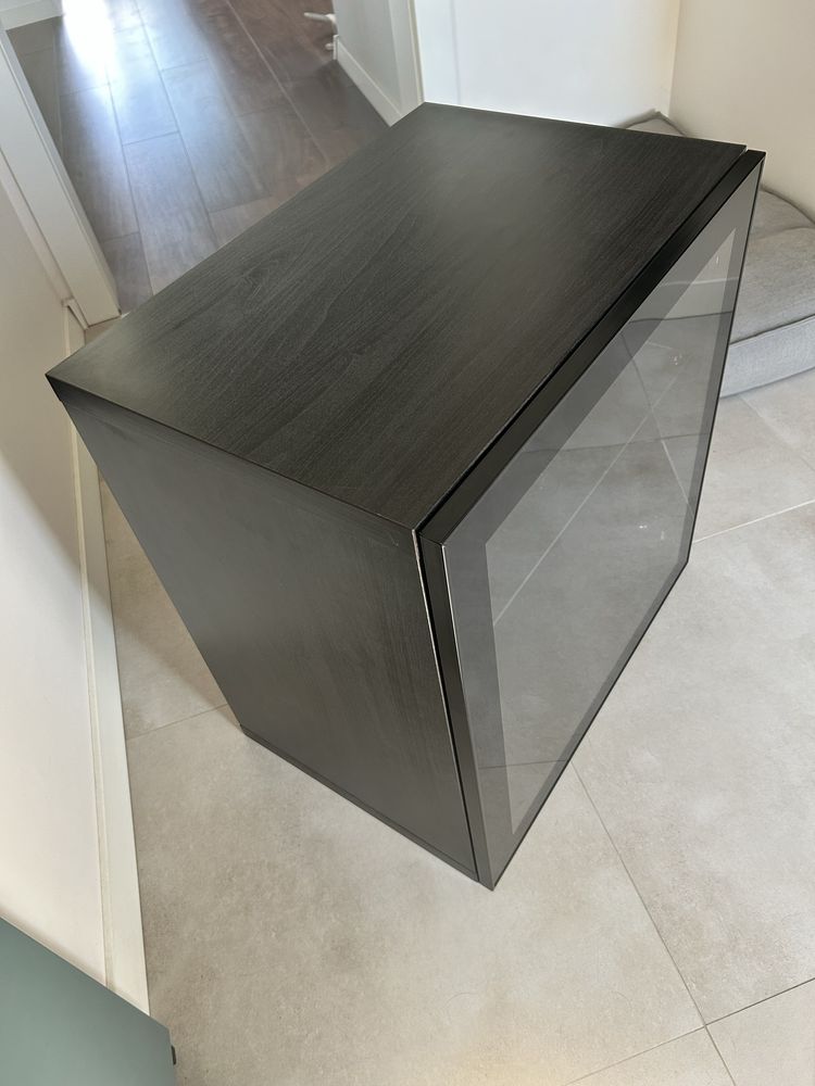 Szafka besta ikea, wisząca ze szklanym frontem Glassvik