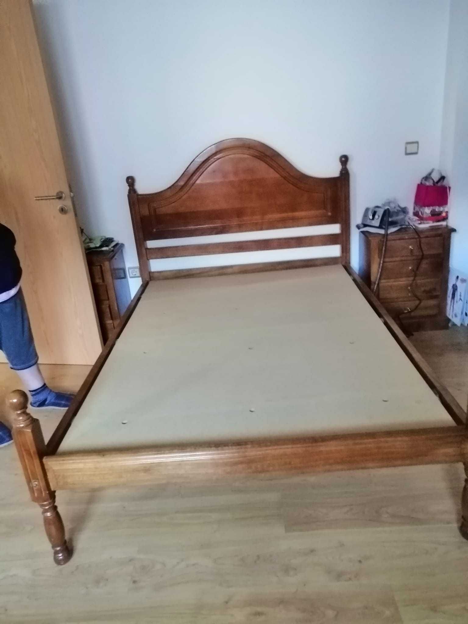 Cama em castanho com duas mesas de cabeceira