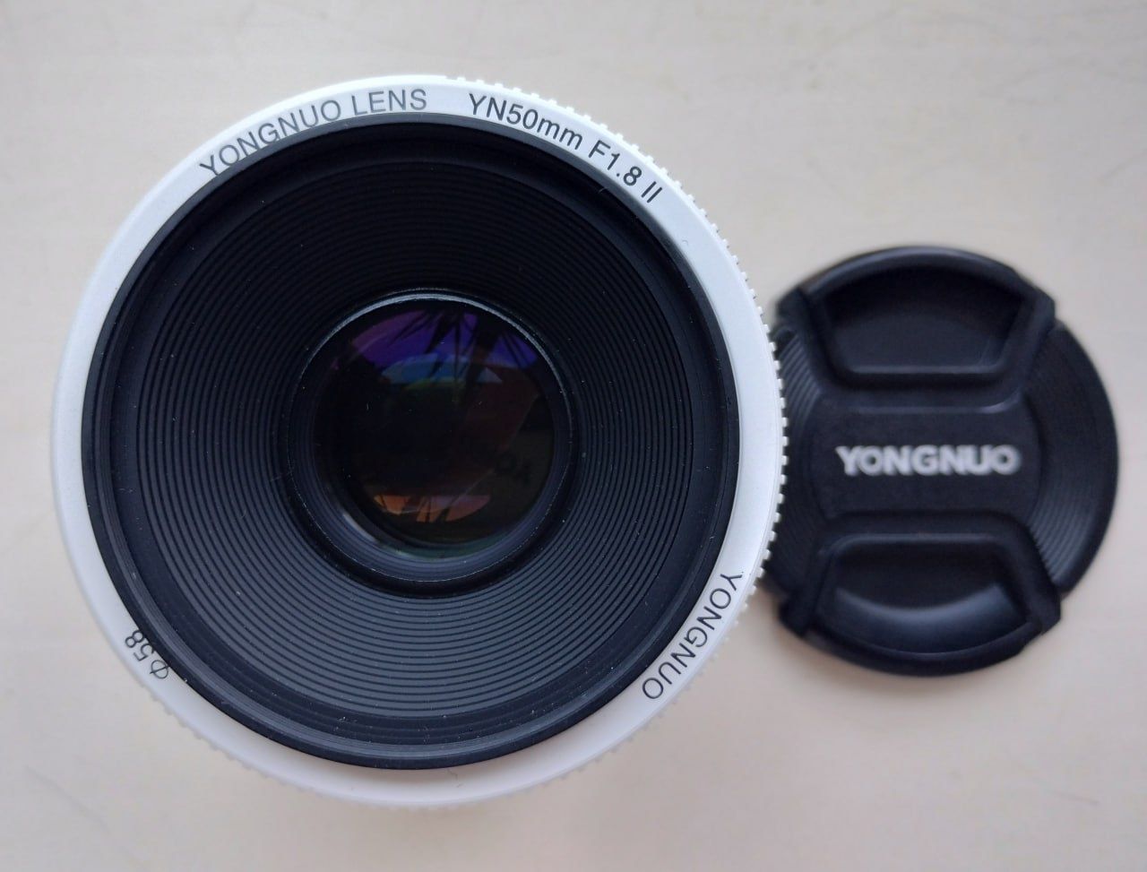 Об'єктив Yongnuo YN 50mm F1.8 для Canon білого кольору
