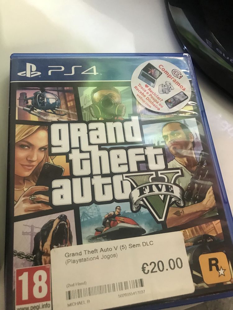 PS4 com comando + 1 jogo (como nova)