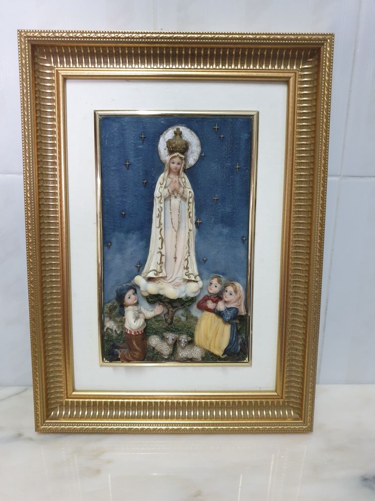 Quadro com moldura dourada