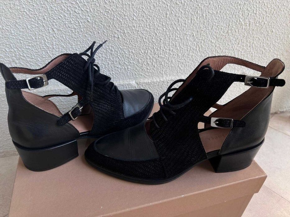 Sapatos pretos estilo grunge anos 90 Filipe Sousa