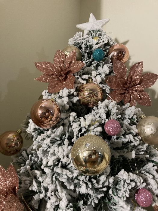 Arvore natal com luzes integradas e enfeites