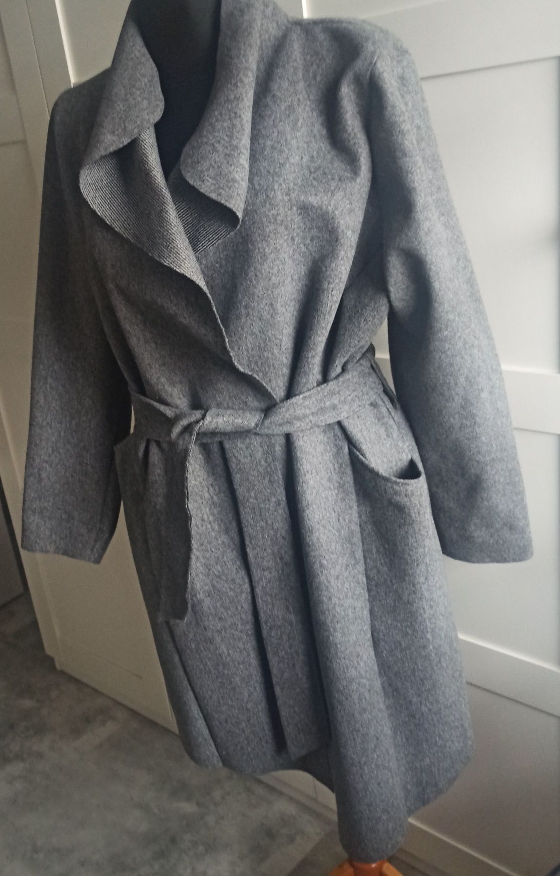 Szary asymetryczny płaszcz + chusta w kratę gratis