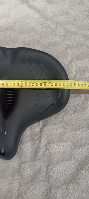 Szerokie siodełko rowerowe.