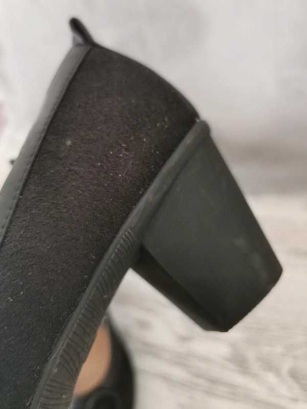 Sapatos pretos em nobuck, tamanho 40, para senhora