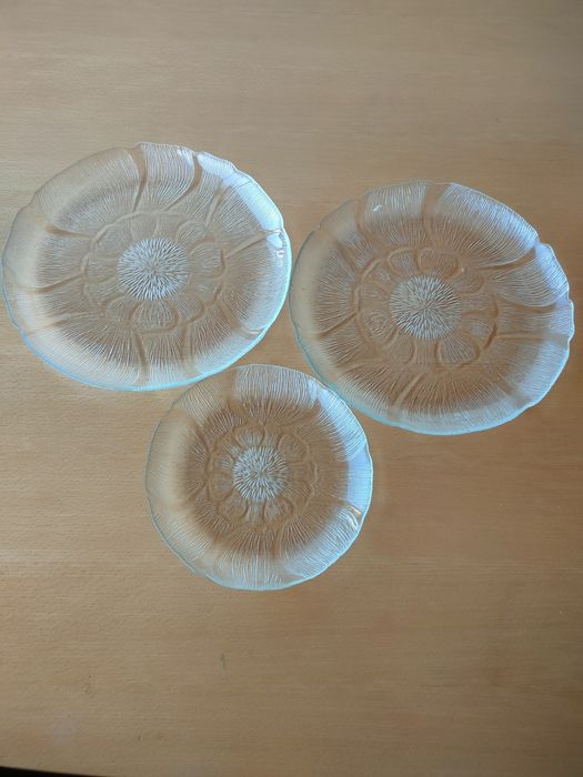 Conjunto de pratos em vidro.