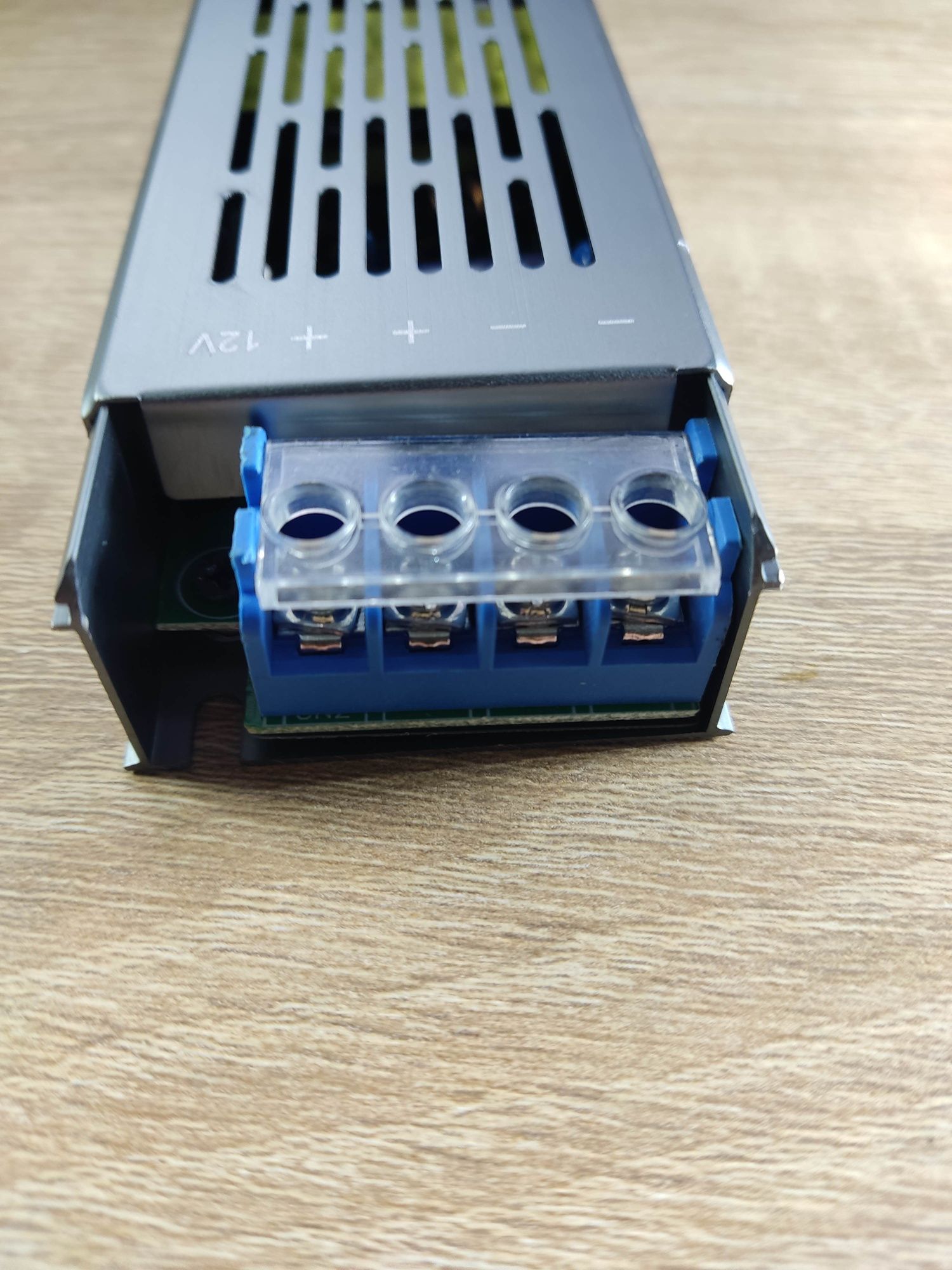 Блок питания импульсного типа METAL 12V 25A для светодиодных лент 9520