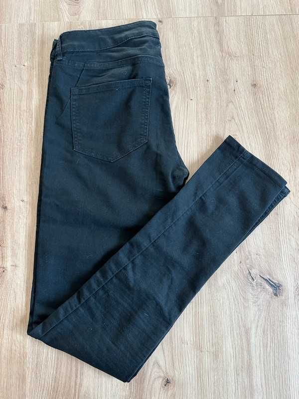 Czarne jeansy rurki – H&M