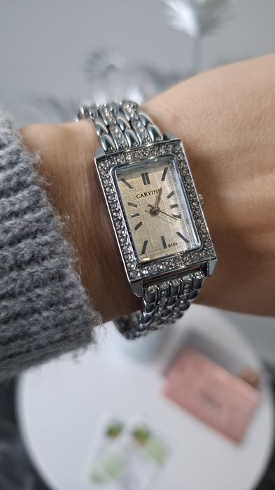 Годинник жіночий. Браслет з прикрасами