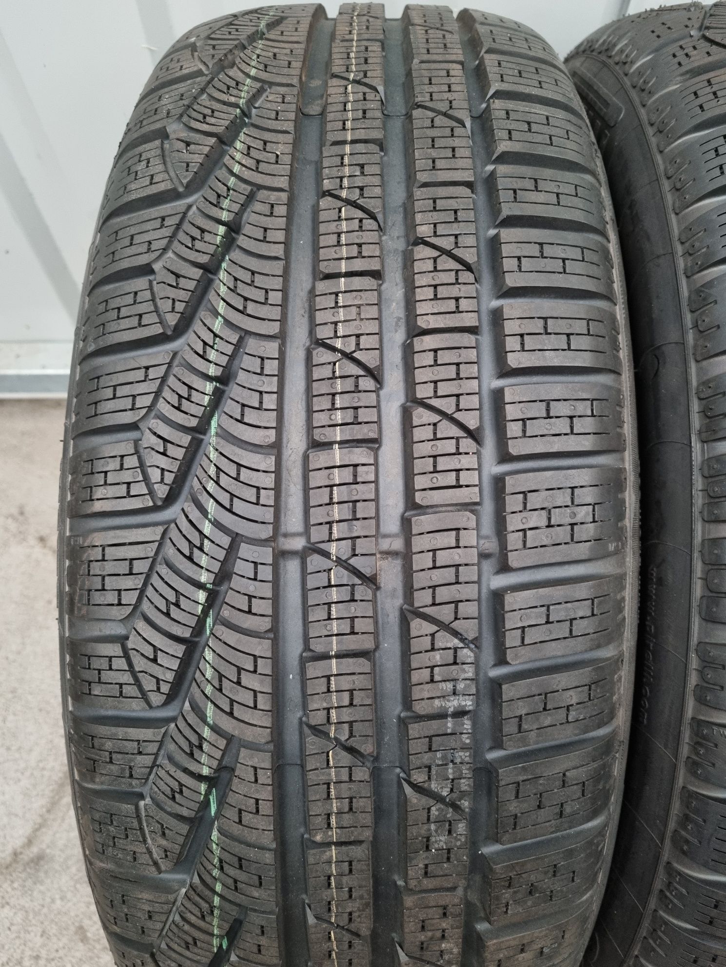 NOWE Opony Zimowe 235/50/19 Pirelli 1000zł/2szt.