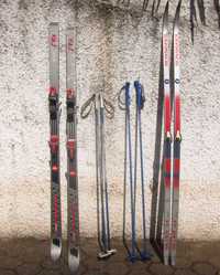 dois pares de skis antigos Rossignol