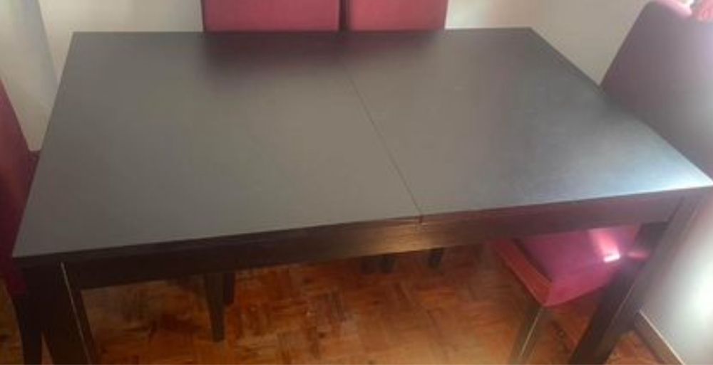 Mesa de Jantar Extensivel + 6 Cadeiras Acolchoadas com Capa