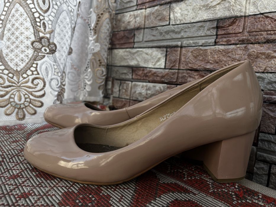 Туфлі лакові жіночі бежевого кольору 40 розмір