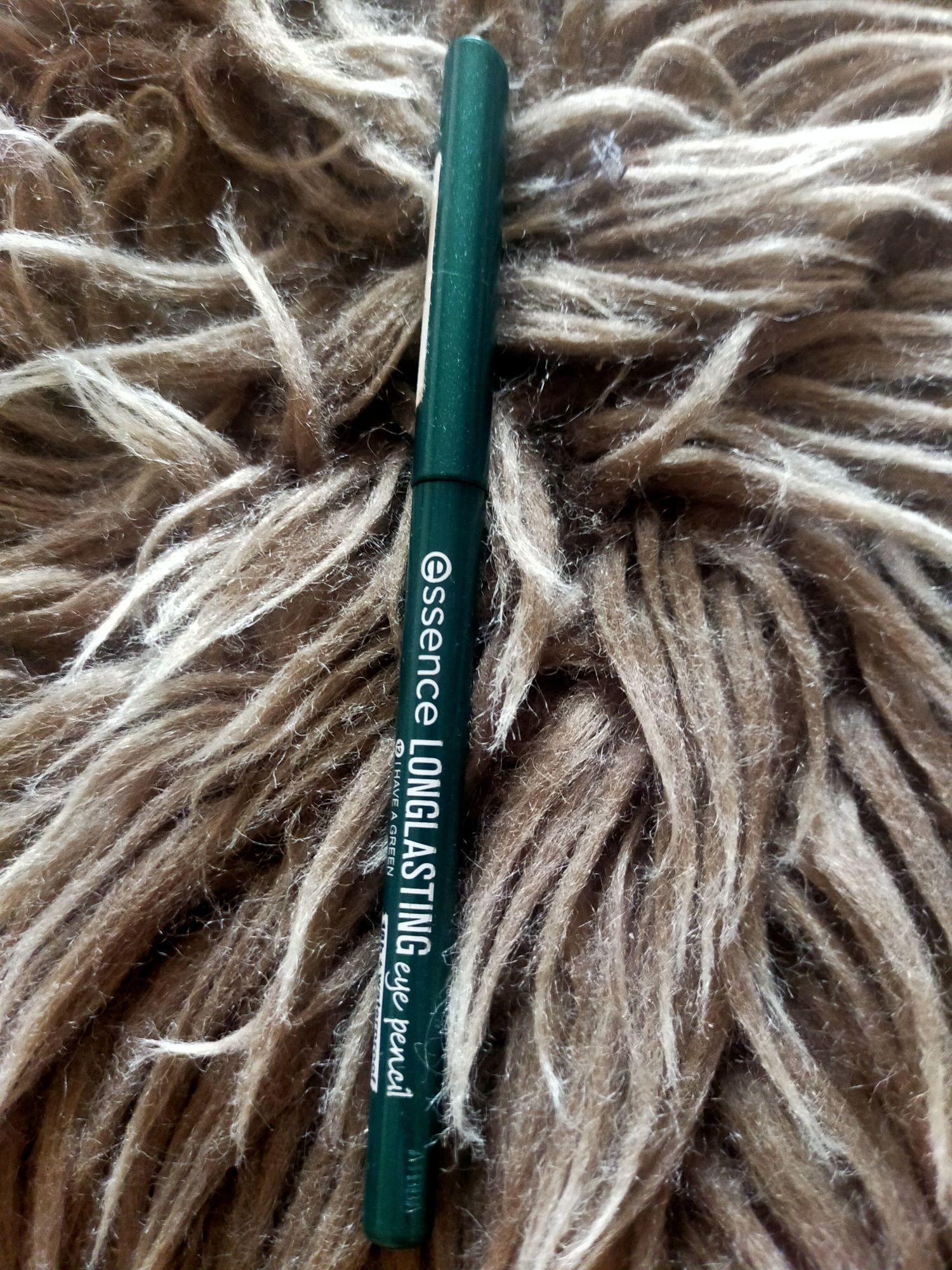 Dwie zielone kredki do oczu Lamel long lasting kajal i Essence.
