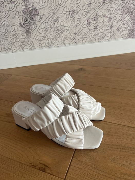 Nowe klapeczki nieużywane na stopę 24 szczupłą