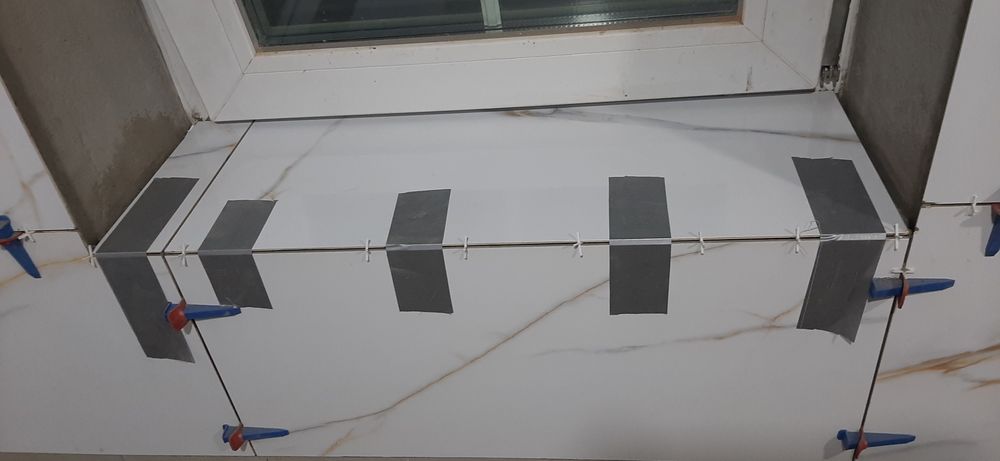 Штукатурка стін та стель, плиточні роботи.