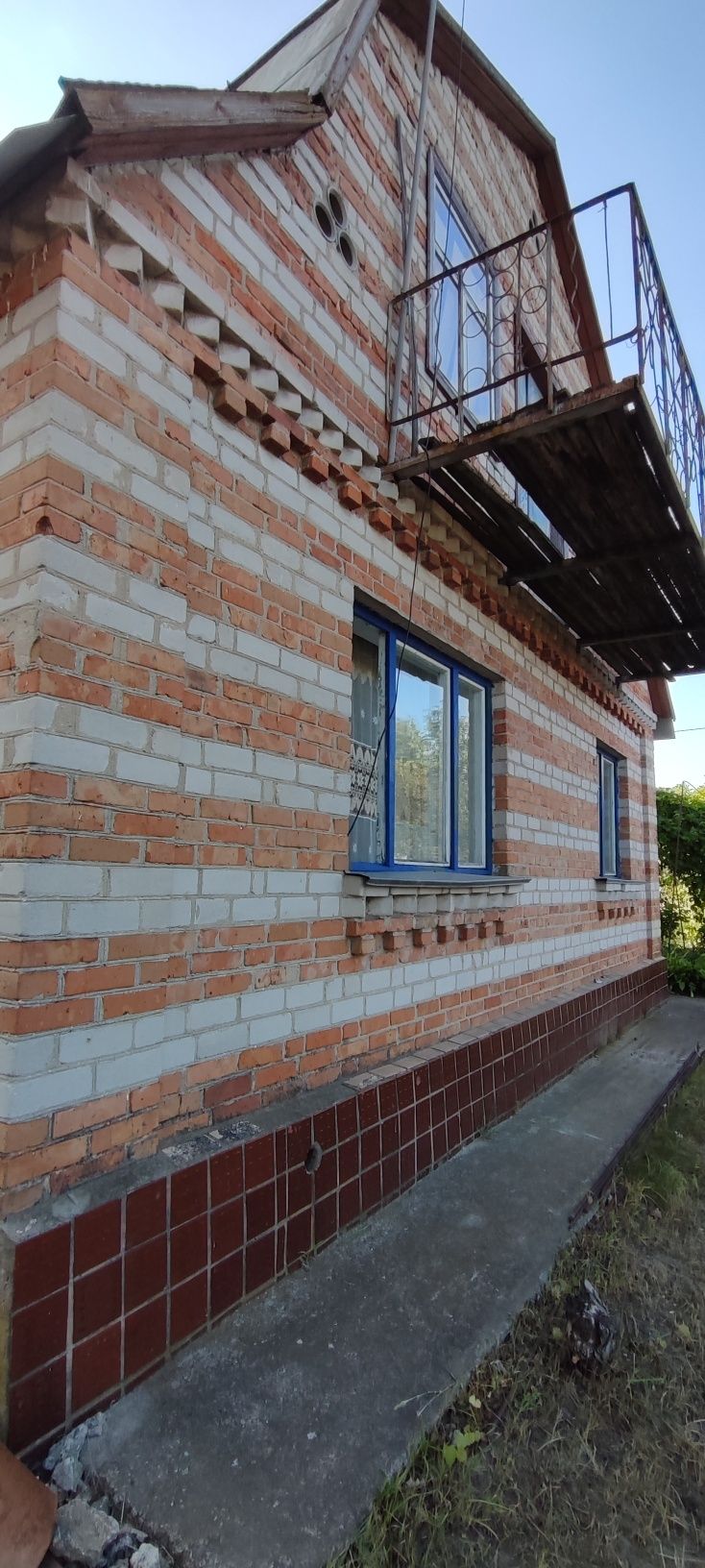 Продам фасадну ділянку з будинком в Корчаку