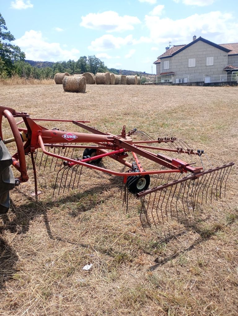 Juntador de feno Kuhn GA 300 GM