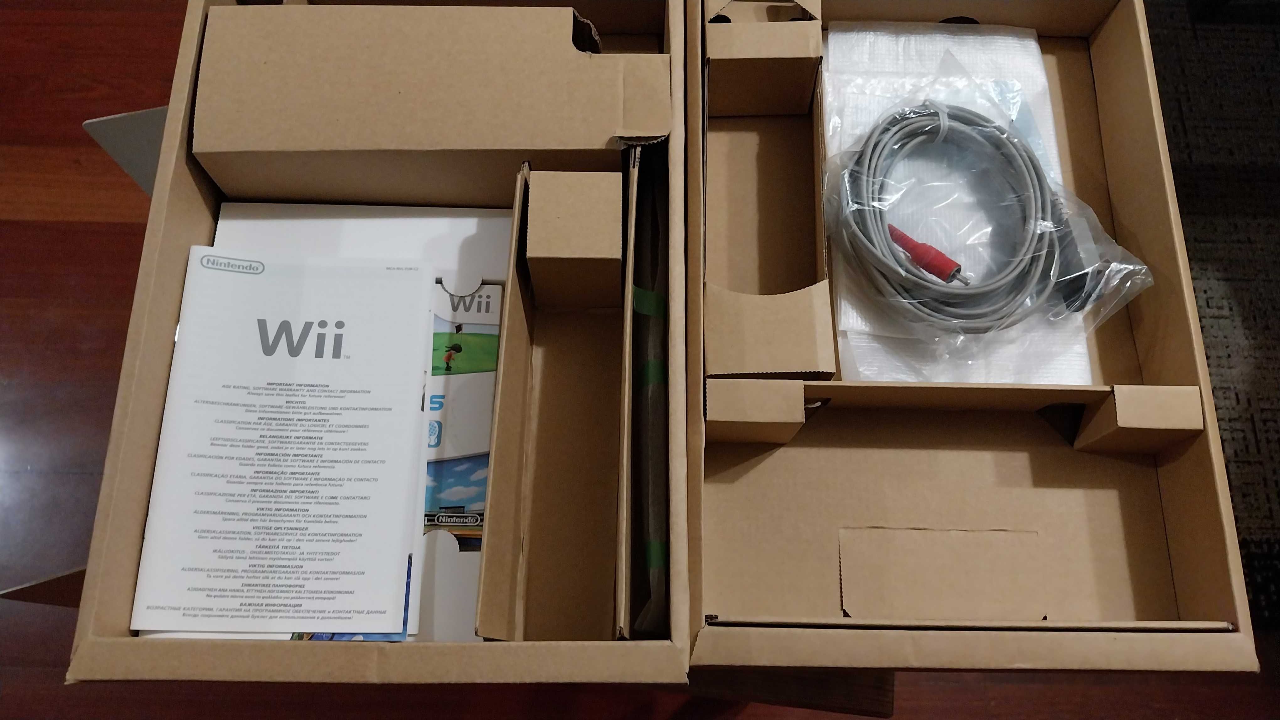Caixa Nintendo Wii Family  com acessórios e dois jogos