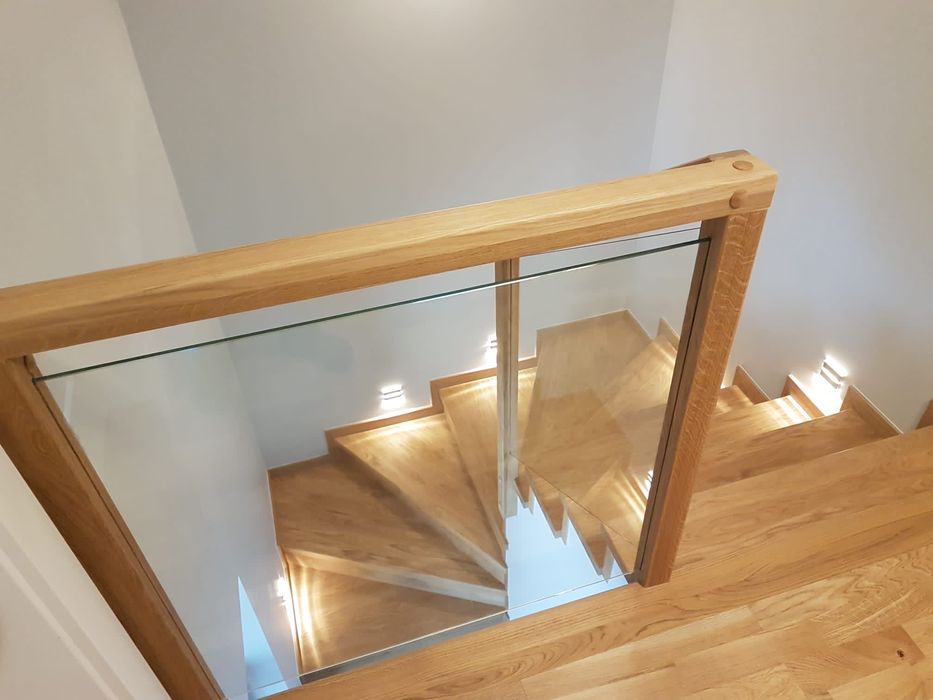 Schody dębowe z balustradą szklaną Wycena Gratis !