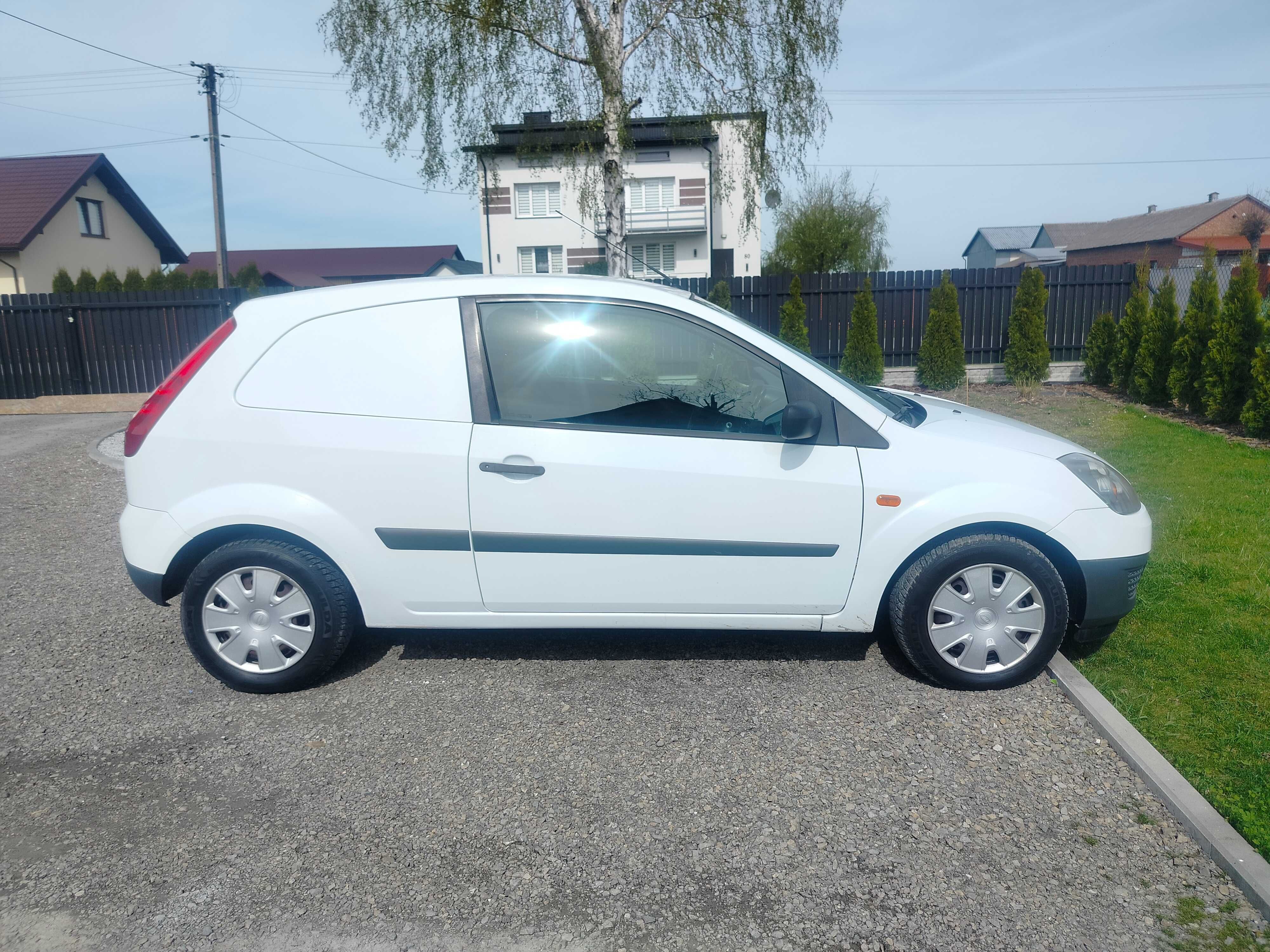 Ford Fiesta Van Benzyna