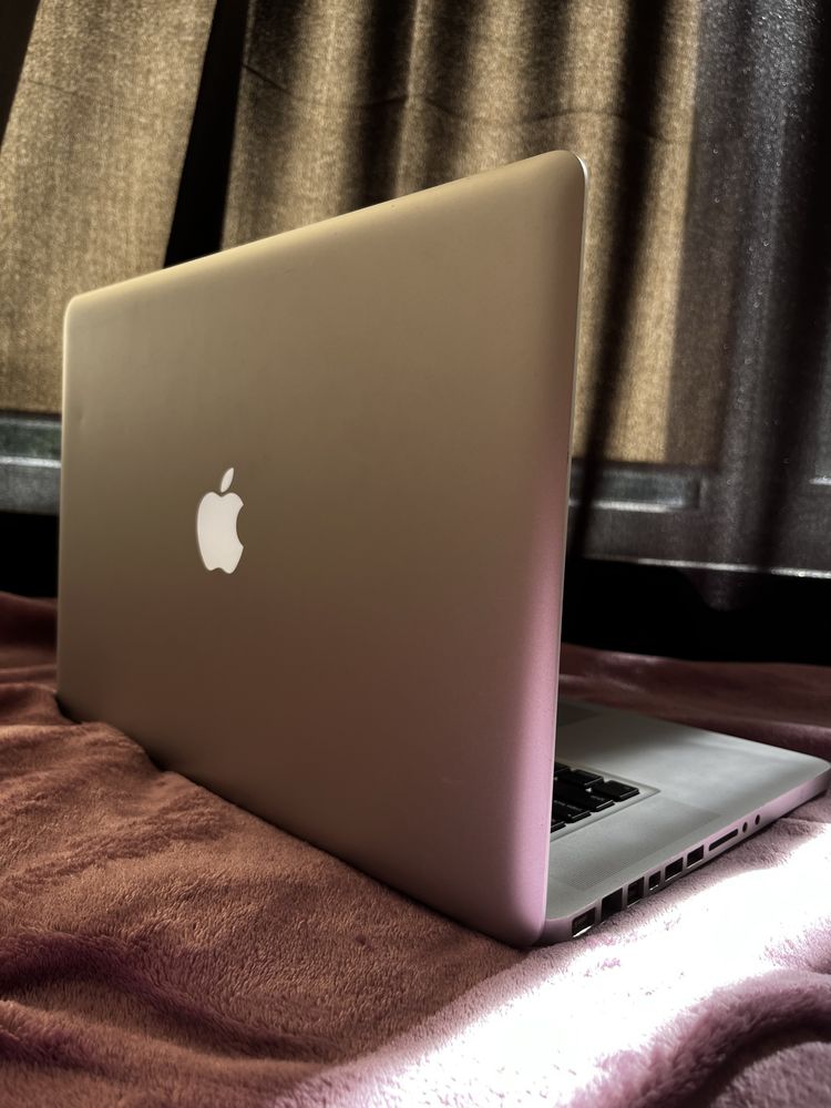 MacBook Pro 15” / 4 ядра Core i7 2,7 GHz / SSD 240 ГБ / 8 ГБ ОЗУ