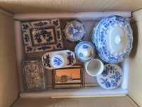 Pequeno espólio de porcelanas e cristais.