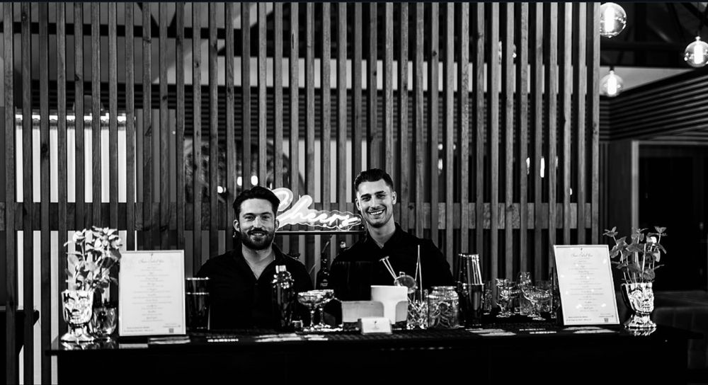 Barman na wesele cheers cocktail bar