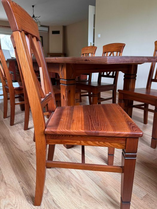 Zestaw drewnianych mebli rozkładany stół, krzesła, komoda, witryna