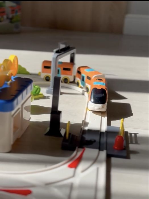 Іграшковий потяг поїзд трек парковка