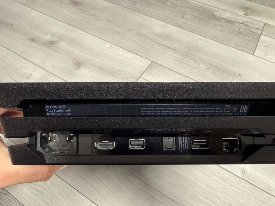 Продам Sony Playstation 4 Pro на 1 Tb в ідеальному стані (HEN)