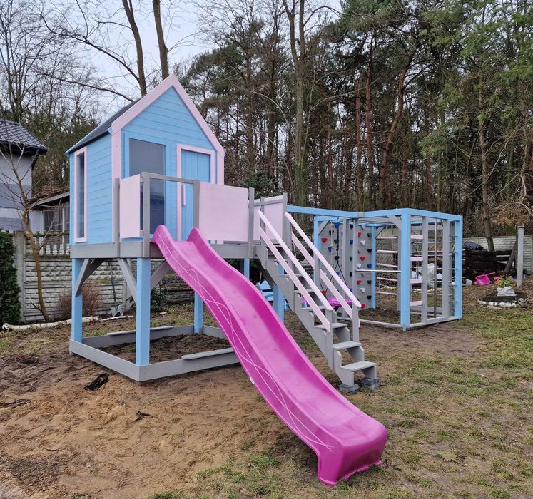 Plac zabaw - mała stodoła z małpim gajem