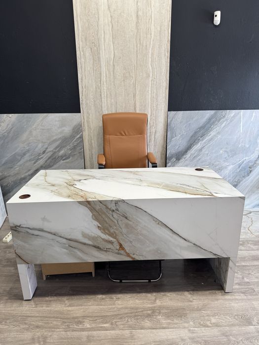 Mesa de escritório em grande formato