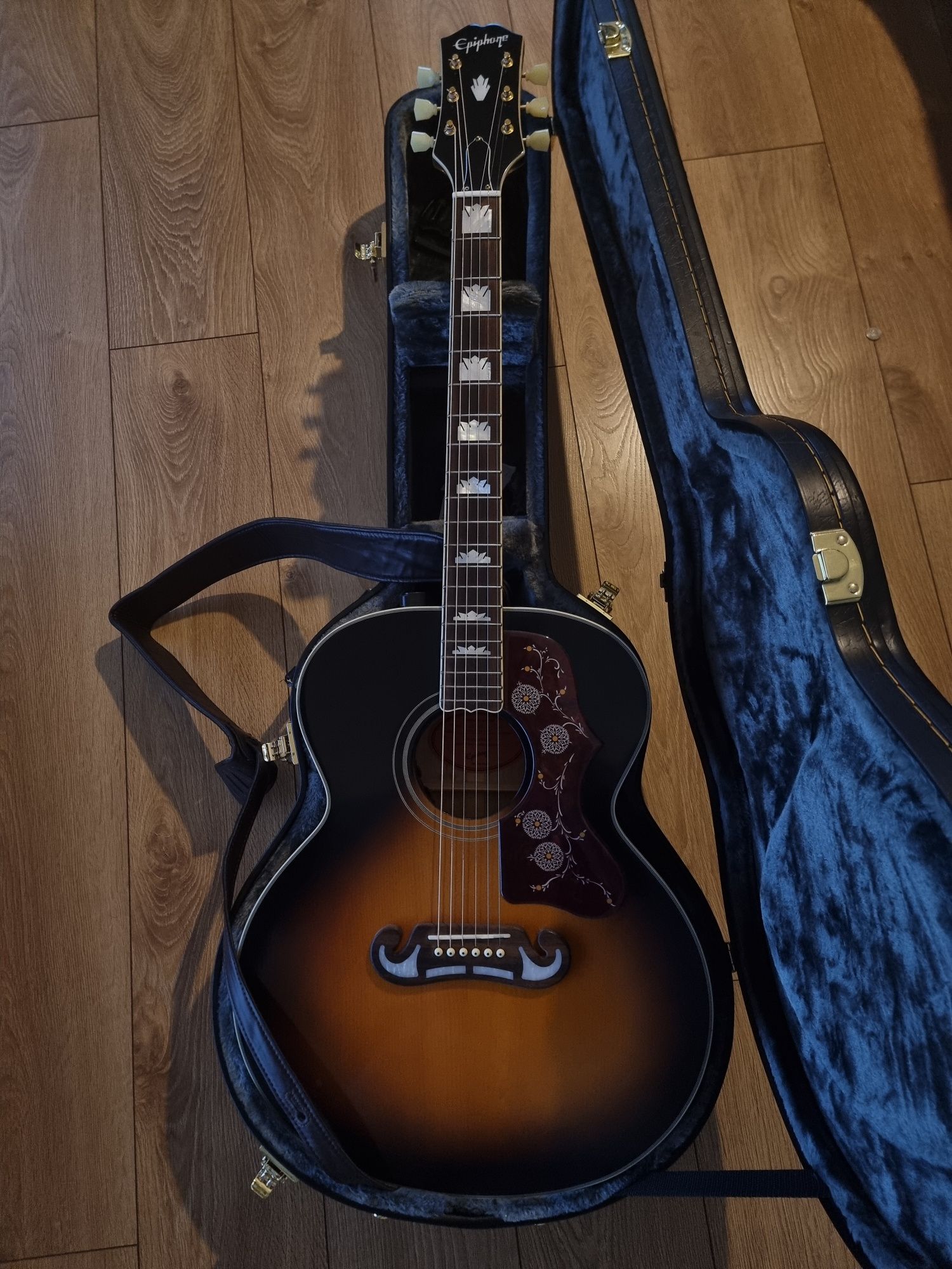 Epiphone J-200 Inspired by Gibson.