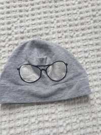 Szara czapeczka niemowlęca z nadrukiem okularów r. 56