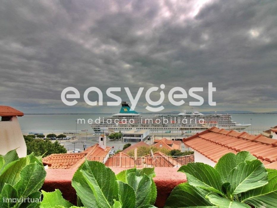 Prédio com 5 apartamentos remodelados em Alfama com vista Rio