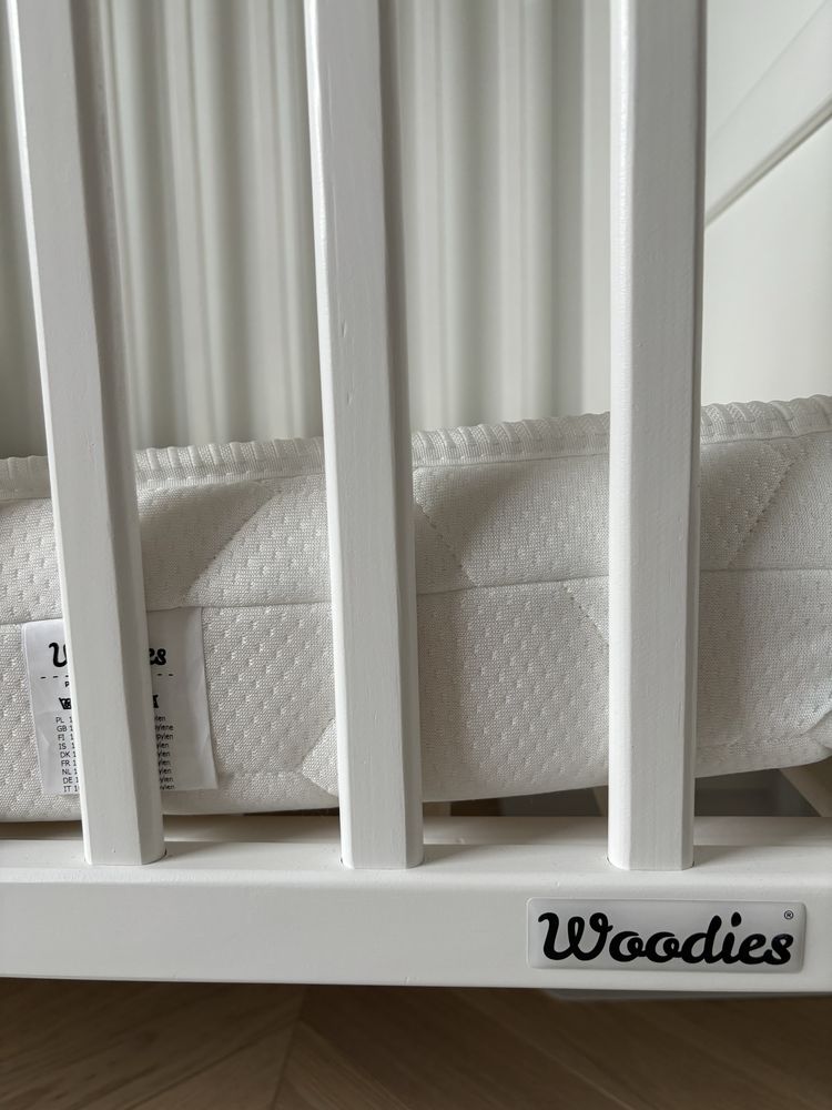 Woodies Noble Cot łóżeczko, materac i bok otwarty