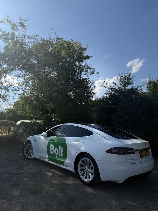 Оренда Tesla Model S/3