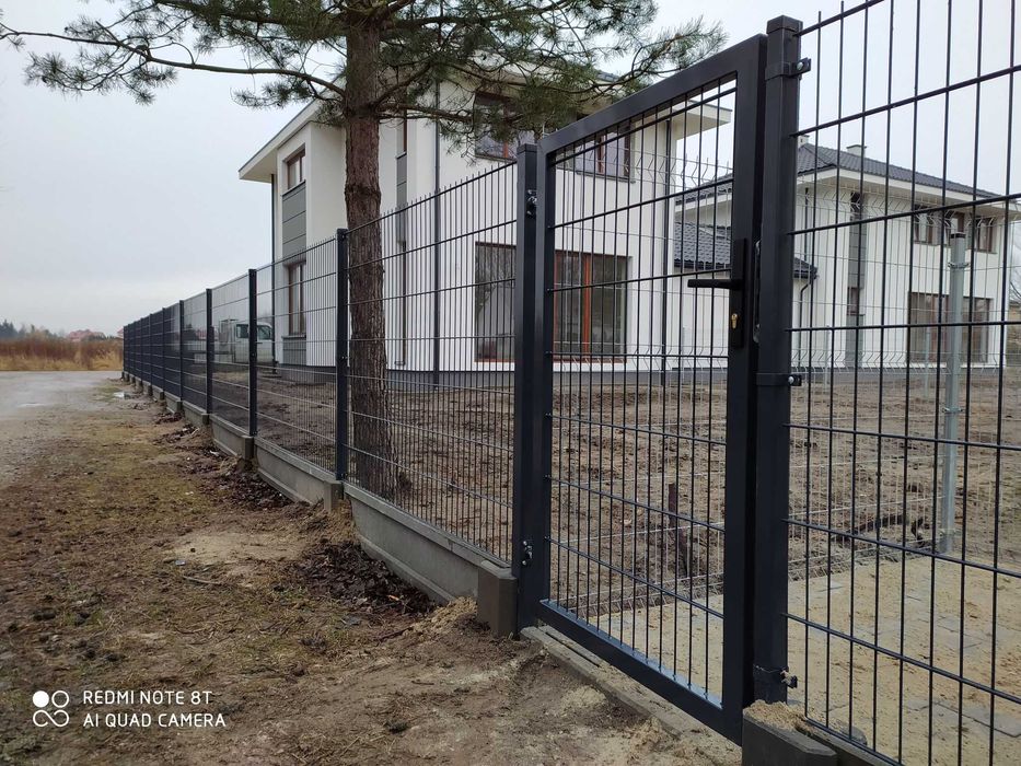 Ogrodzenie panelowe, podmurówka, montaż