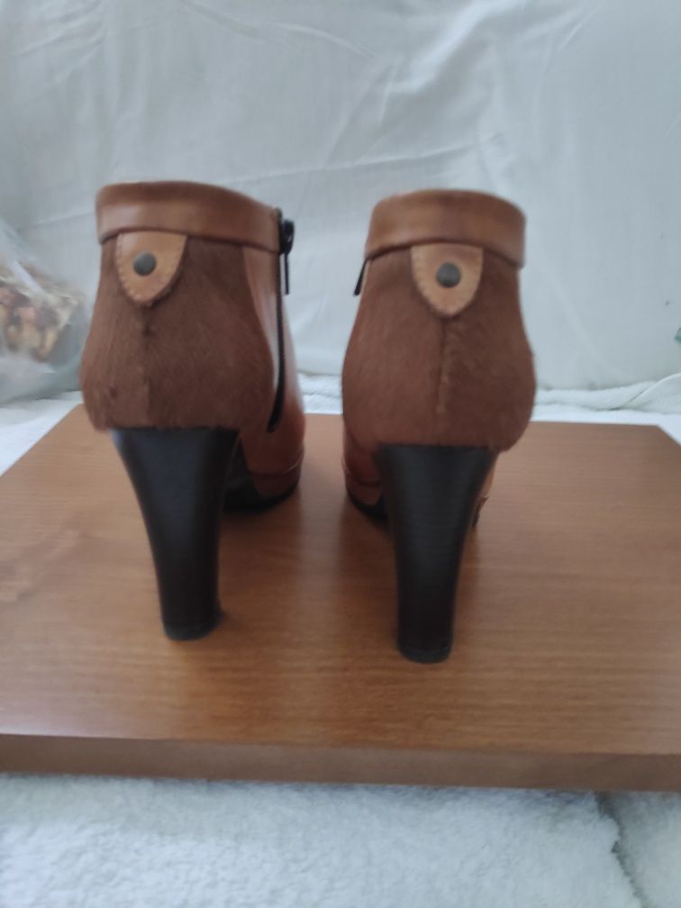 Botins muito elegantes de senhora.