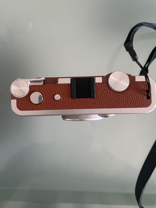 Máquina fotográfica fujifilm instax mini evo e capa.