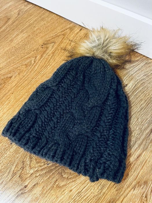 Grafitowa czapka z pomponem z kitką ładna elegancka