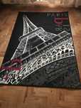 Carpete com desenhos da torre eiffel