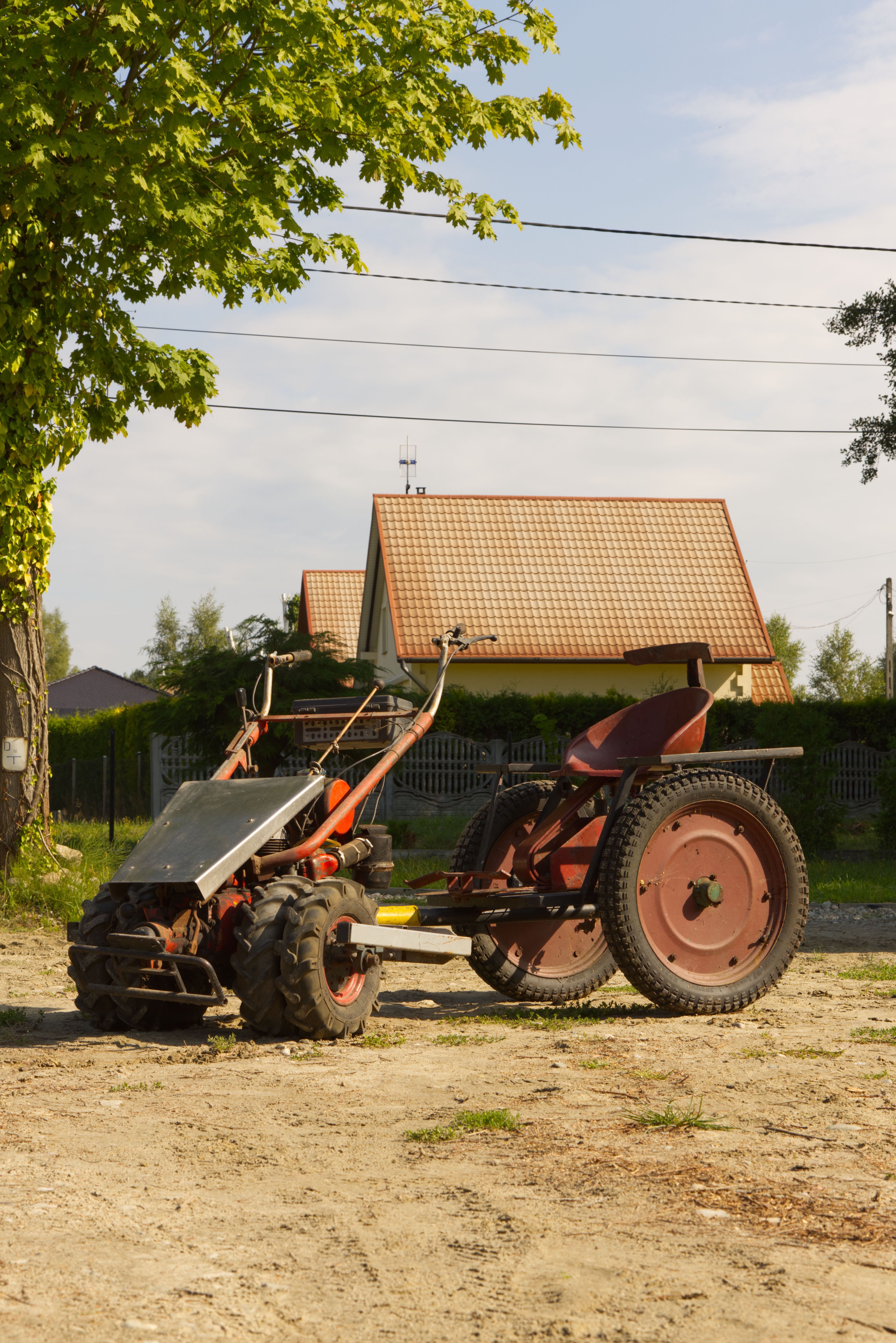 MF70 traktorek, przyczepa, plug, rydwan