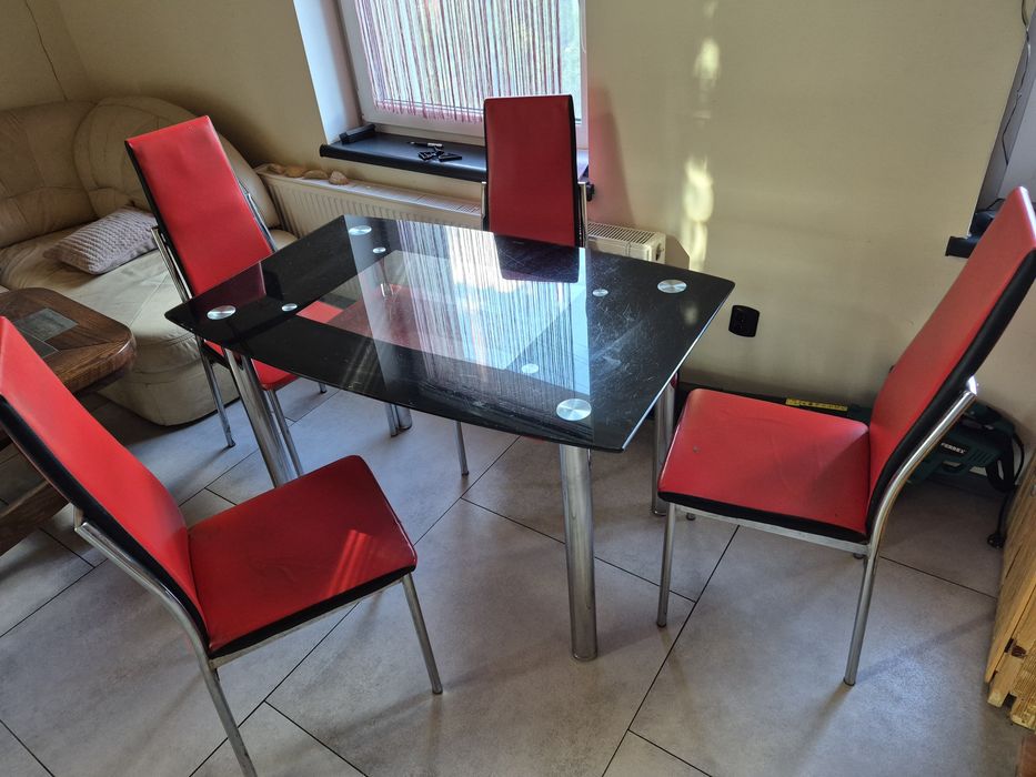 Stół szklany kuchenny z półką.