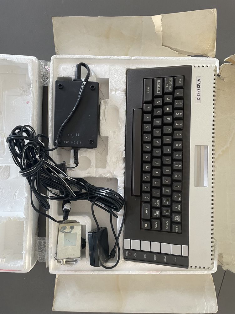 Atari 600 XL w pudełku