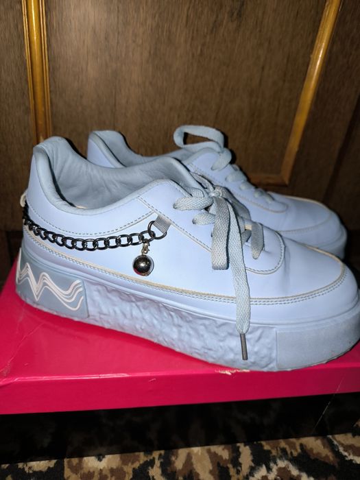 яркие голубые кроссовки